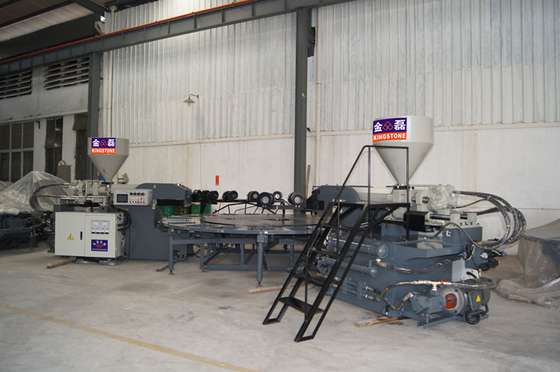 Dos trabajadores 2/3 máquina que moldea rotatoria del color TPR única con 120-220 pares/hora