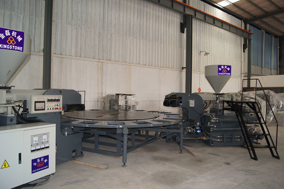 Dos trabajadores 2/3 máquina que moldea rotatoria del color TPR única con 120-220 pares/hora
