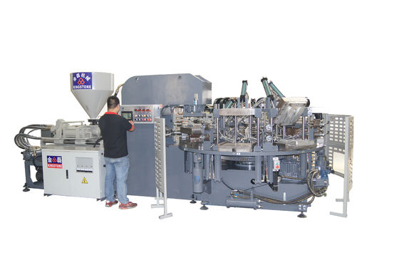 Uno colorea el lenguado rotatorio del zapato del PVC que hace la máquina