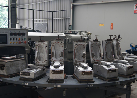 Los deslizadores rotatorios calzan la máquina del moldeo a presión en material del PVC