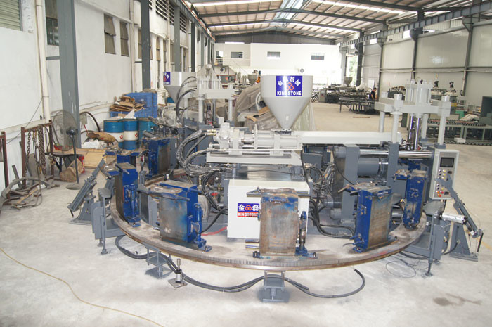 Uno/botas bicolores del PVC que hacen la máquina, cadena de producción plástica de la fábrica de las botas de lluvia