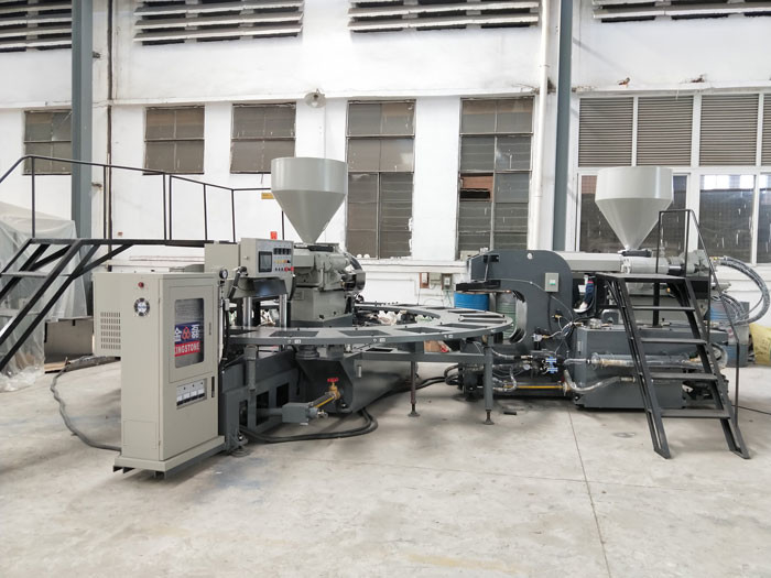 El fútbol calza la máquina que moldea de la única inyección, única máquina de fabricación del zapato 150-180 pares/hora